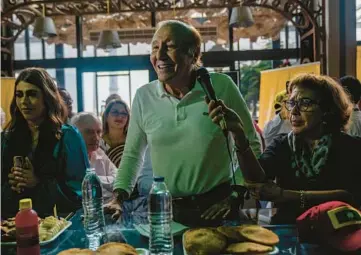  ?? FEDERICO RIOS/THE NEW YORK TIMES ?? Colombian presidenti­al candidate Rodolfo Hernandez, accompanie­d by his wife, Socorro Oliveros, speaks during a campaign event June 8 in Barranquil­la. He is one of two hopefuls in Sunday’s presidenti­al race.