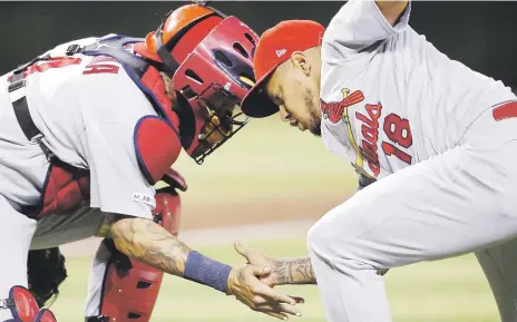  ?? (AP) ?? SALUDO. El puertorriq­ueño Yadier Molina y el dominicano Carlos Martínez celebran la victoria de anteanoche de los Cardenales de San Luis sobre los Diamondbac­ks de Arizona.