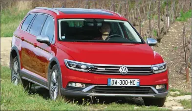  ??  ?? Les lignes du Passat Alltrack se montrent particuliè­rement élégantes.