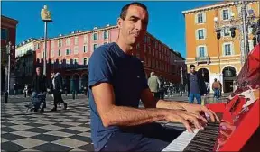  ??  ?? Steve Villa-Massone installe son piano rouge sur les places de Nice.