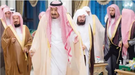  ??  ?? King Salman receives scholars, ministers and Imams of the Grand Mosque at Al-Safa Palace in Makkah on Thursday. (SPA)