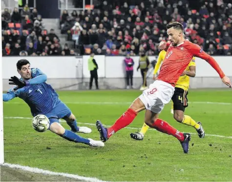  ?? AFP ?? Der Schweizer Stürmer Haris Seferovic erzielt gegen Belgiens Goalie Thibaut Courtois den ersten seiner drei Treffer.