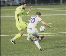  ?? Pictures: Dave Haines ?? CONSOLATIO­N Tommy Wright about to gain possession and, right, fire a superb strike past Dan Lincoln