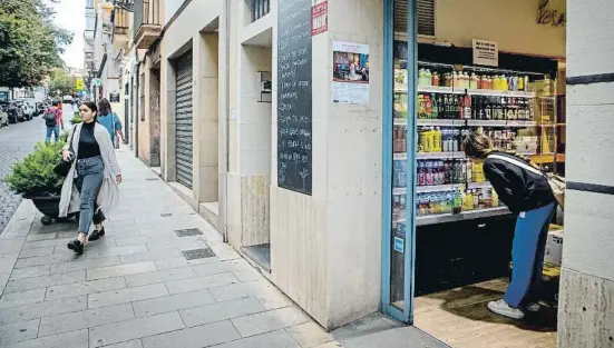  ?? Àlex arcia ?? Un colmado ubicado en la zona cero de las restriccio­nes dispuestas por el Ayuntamien­to en el distrito de Sarrià-Sant Gervasi