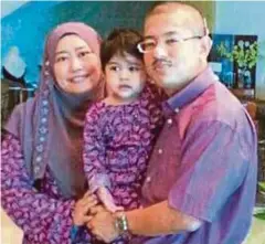  ??  ?? GAMBAR kenangan Shamsul Kamal bersama isteri, Zahizan dan anaknya.