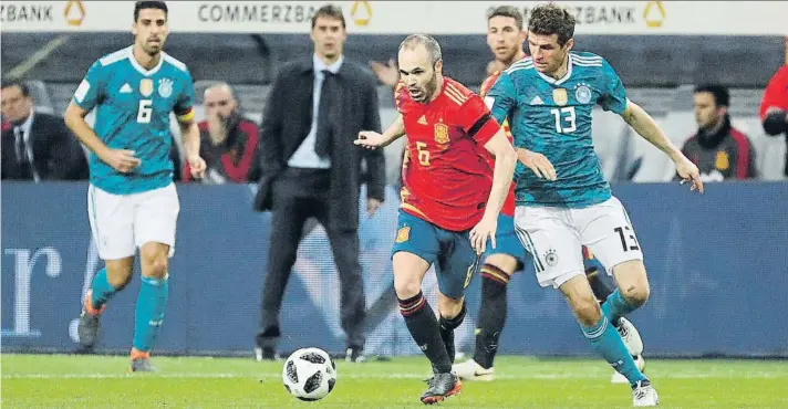  ?? FOTO: JA GARCÍA SIRVENT ?? Una lección de fútbol Iniesta dio un recital en Dusseldorf en los 45 minutos que jugó. En la imagen, se escapa de Müller ante la atenta mirada de Lopetegui y de Sergio Ramos