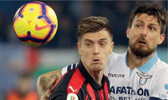  ??  ?? Duello Krzysztof Piatek e Francesco Acerbi (Ap)