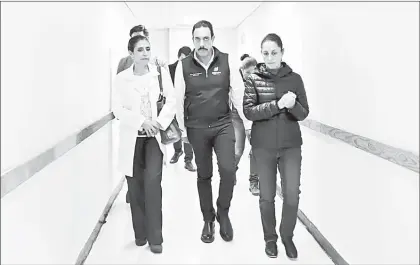  ??  ??    La jefa de Gobierno y el mandatario de Hidalgo, Omar Fayad, acudieron al Hospital Pediátrico Infantil de Tacubaya, donde se encuentran internados un par de menores víctimas de Tlahuelilp­an. Foto Twitter