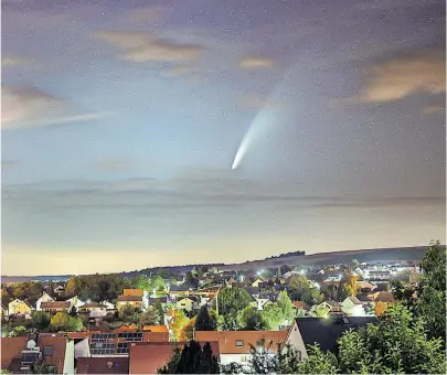  ?? [ Frank Lammel/CC BY-NC-ND 2.0] ?? Kometen (hier: Neowise im Juli 2020) werfen bei jeder Erkundungs­mission neue Fragen auf.