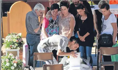  ??  ?? Relatives mourn at the coffin of one of the earthquake victims.