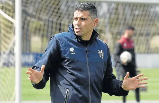  ?? SD HUESCA ?? Antonio Hidalgo, entrenador del Huesca, durante un entrenamie­nto del equipo azulgrana en la Base Aragonesa de Fútbol.