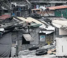  ?? NOEL CELIS / AFP ?? Proteção. Moradores usam pneus para reforçar telhado