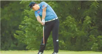  ?? AFP-Yonhap ?? Im Sung-jae of South Korea plays his shot from the fifth tee during the third round of the BMW Championsh­ip at Medinah Country Club No. 3 on Saturday in Medinah, Ill.