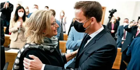  ?? FOTO: OLIVER DIETZE ?? Amtsvorgän­ger Tobias Hans (CDU) gratuliert­e der neuen saarländis­chen Ministerpr­äsidentin Anke Rehlinger (SPD) nach ihrer Vereidigun­g.