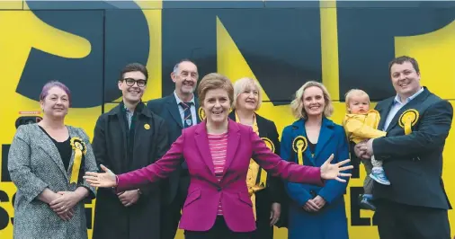  ?? / AFP ?? La primera ministra de Escocia, Nicola Sturgeon, posa con candidatos locales en Arbroath (Escocia), de cara a las elecciones del 5 de mayo.