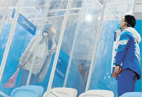 ?? SUSANA VERA / REUTERS ?? Petons a distància
El doctor Ding Hongtao, a la bombolla olímpica, fa un petó a la seva nòvia entre pantalles de vidre al National Speed Skating Oval