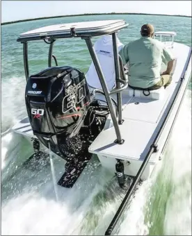 ??  ?? Ce nouveau moteur a été spécialeme­nt conçu pour les unités de pêche rapides à fond plat et basses sur l’eau, de type « skiff ».