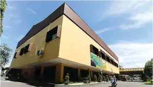  ?? GALIH COKRO/JAWA POS ?? AKAN DIALIH FUNGSI: Tampak luar gedung DPRD Sidoarjo. Ada rencana memindahka­n kantor anggota dewan menjadi satu kompleks dengan pemkab.