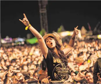  ?? ARCHIVFOTO: DANIEL DRESCHER ?? Party mit Polizeisch­utz: Bei Rock am Ring sollen dieses Jahr rund 1200 Beamte die Sicherheit der Festivalpu­blikums gewährleis­ten.