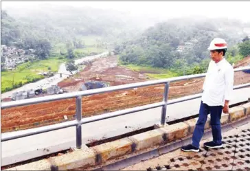  ?? WAHYU PUTRO A/ANTARA ?? Indonesian President Joko ‘Jokowi’ Widodo inspects the constructi­on of the Ciawi Dam in Bogor, West Java, on Wednesday. Once completed, the dam, along with the nearby Sukamahi Dam that is also being developed, is expected to help minimise flooding in Jakarta.