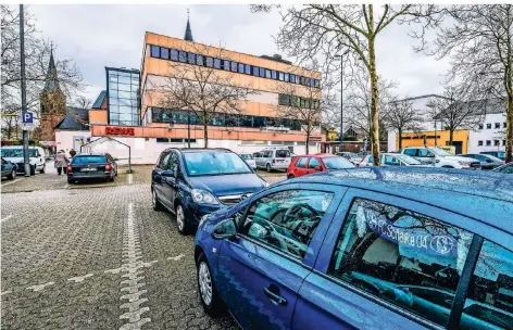  ?? RP-FOTO: EVERS ?? Der große Parkplatz am Kaufcenter wird auch von Besuchern genutzt, die nicht bei Rewe einkaufen.