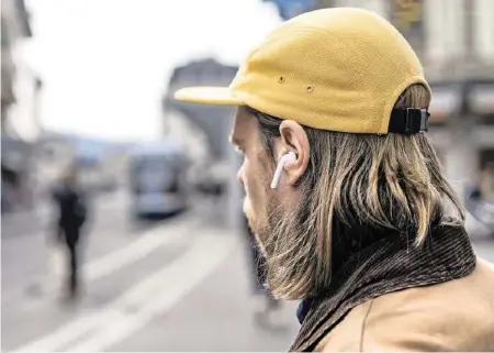  ?? STEVAN BUKVIC ?? Kaum da, schon vergriffen: Wer die Airpods 2 von Apple kaufen möchte, muss sich zurzeit gedulden.