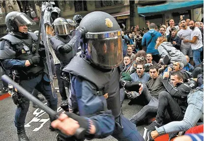  ??  ?? El gobierno español de Rajoy intentó impedir la consulta con un fuerte dispositiv­o policial.