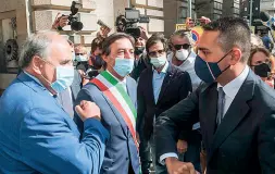  ??  ?? L’arrivo Luigi Di Maio con, da sinistra, il prefetto Francesche­lli e il sindaco Giordani