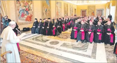  ??  ?? El papa Francisco durante una audiencia en la que recibió a nuevos obispos en la Ciudad del Vaticano. Los instó a no encubrir casos de pederastia en la Iglesia. (EFE)