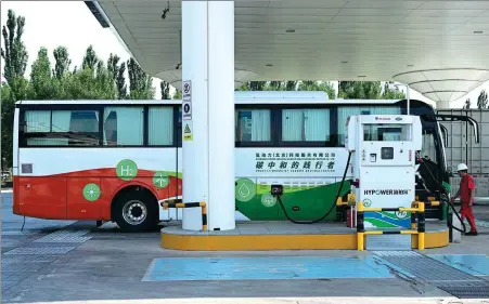  ?? TIAN YUHAO / CHINA NEWS ?? A bus is refueled at a hydrogen station in Beijing’s Daxing district in July.