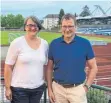  ?? FOTO: MH ?? „VfBler durch und durch“: Vizepräsid­entin Alexandra Moosherr und Beirat Hans-Peter Schorpp. Im Hintergrun­d ist das Zeppelin-Stadion zu sehen.