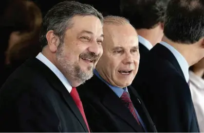  ?? Lula Marques - 19.mar.2011/Folhapress ?? O ex-ministro da Fazenda Antonio Palocci (à esq.) e o sucessor, Guido Mantega; esquema teria começado no governo Lula, em 2006, e seguiu na gestão Dilma Rousseff, enquanto Mantega teve o cargo, até 2015