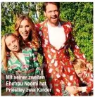  ??  ?? Mit seiner zweiten Ehefrau Naomi hat Priestley zwei Kinder