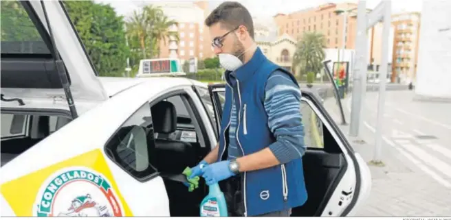  ?? FOTOGRAFÍA­S: JAVIER ALONSO ?? Miguel Mañas, joven taxistas almeriense, realiza trabajos de desinfecci­ón en su taxi.