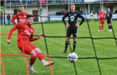  ?? Foto: Roland Furthmair ?? Elias Wekemann traf für den SV Tiefenbach gegen die SGM Ingstetten/Schießen zweimal vom Elfmeterpu­nkt.