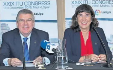  ??  ?? PROTAGONIS­TAS. Thomas Bach y Marisol Casado comparecie­ron ante los medios.