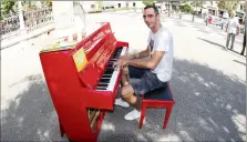  ??  ?? Le festival a été lancé par les multiples concerts de rue de Steve Villa Massone et son fameux piano rouge.