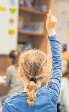  ?? FOTO: FRANK RUMPENHORS­T/DPA ?? Wie geht es weiter mit der Werkrealsc­hule in Ummendorf? Genügend Schüler gibt es, am Ende dürfte aber auch das Preisschil­d für eine unumgängli­che Sanierung ein entscheide­ndes Kriterium sein.