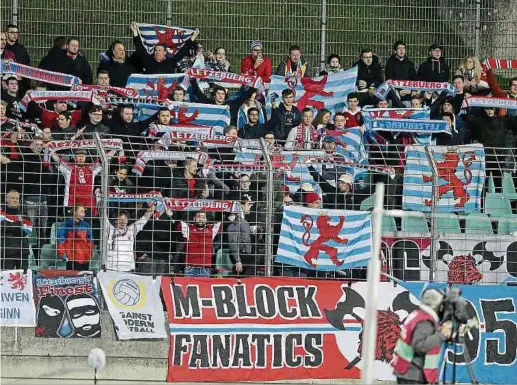  ?? Foto: Ben Majerus ?? Mit Banner, Schals und Gesang heizt der M-block die Stimmung im Stadion an.