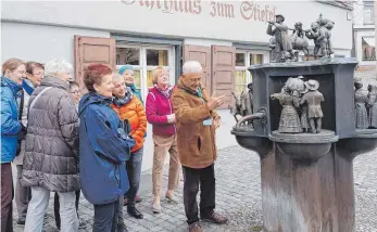  ?? FOTO: KLEIDERSTU­BE ?? Stadtführe­r Johannes Steinhause­r führte die Gruppe aus Bad Waldsee durch Wangen.