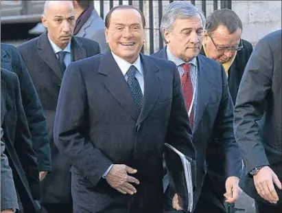  ?? ERIC VIDAL / REUTERS ?? Berlusconi, a la seva arribada a la reunió del PPE, uns germans ideològics que l’han repudiat