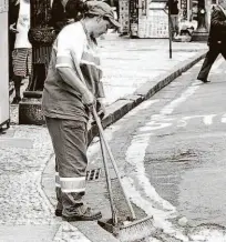  ?? Robson Ventura - 4.nov.16/folhapress ?? Funcionári­a de empresa de limpeza pública varre parte da calçada na região central de São Paulo