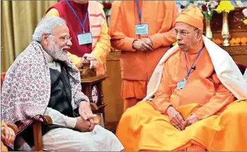  ?? PTI/FILE PHOTO ?? Swami Smarananan­da Ji (right) laid great emphasis on social empowermen­t