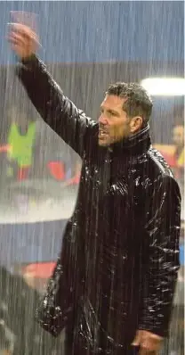  ?? AFP/EPA PICS ?? Real Madrid manager Zinedine Zidane (left) and Atletico Madrid coach Diego Simeone gesture on the sideline during their Champions League semi-final match Wednesday.