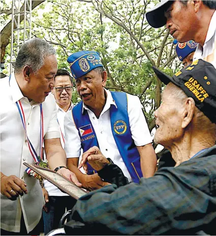  ?? SUNSTAR FOTO / ALEX BADAYOS ?? 100 YEARS OLD. Gov. Hilario Davide III hands over a plaque to Guillermo Antoni-Alegado, 100 years old, a war veteran, during the 73rd commemorat­ion of the American landing in Talisay City during World War 2.