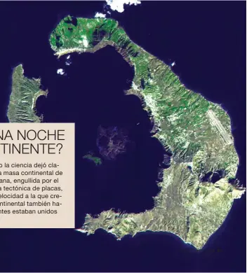  ??  ?? VOLCÁNICA SANTORINI. En la forma de esta isla del mar Egeo se aprecia el hueco dejado por la explosión de una caldera volcánica en el II milenio a.C. Este hecho pudo inspirar a Platón, siglos más tarde, el hundimient­o de la Atlántida.