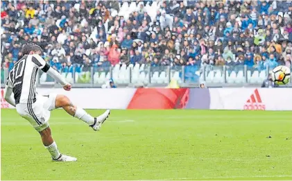  ?? EFE ?? La clavó. Zurdazo de Dybala sobre la barrera. Primer gol, a los 20 minutos. El segundo, a los 4 del segundo.