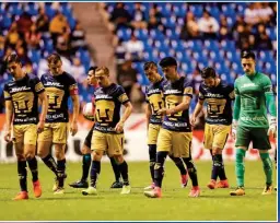  ??  ?? Jugadores de Pumas, cabizbajos tras la derrota en el Cuauhtémoc.