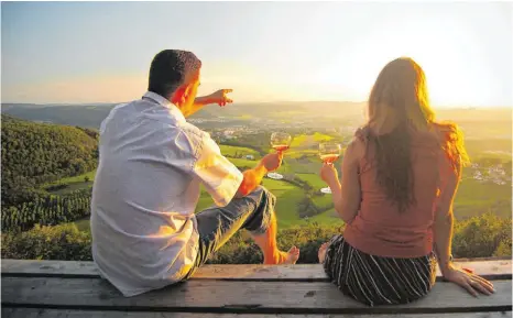  ?? FOTO: LANDRATSAM­T OSTALBKREI­S ?? Das Landratsam­t und die Touristikg­emeinschaf­t Erlebnis-Region Schwäbisch­e Ostalb rechnen durch die Corona-Krise mit mehr Inlandstou­rismus. Mehr Menschen werden wohl die schöne Aussicht vom Braunenber­g genießen wollen.