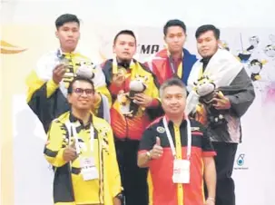  ??  ?? JUARA: Syed Mohd Faiz (belakang dua kiri) gembira menerima pingat emas acara silat. Turut kelihatan Datuk Snowdan Lawan (depan kanan) di Dewan Jubli Perak Kuala Kangsar, Perak semalam.